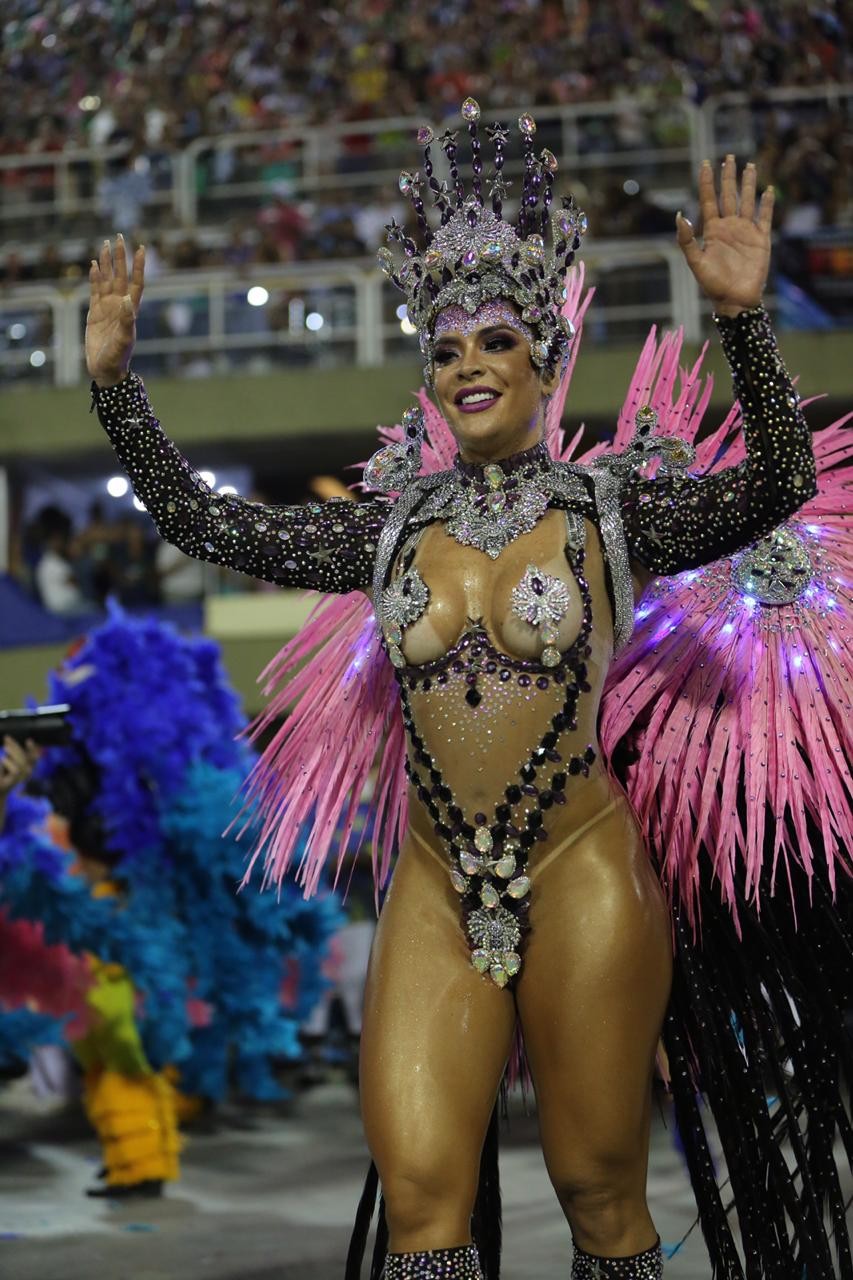 Poderosa! Denise Dias desfila com fantasia luxuosa - Fotos:: Leo Cordeiro 