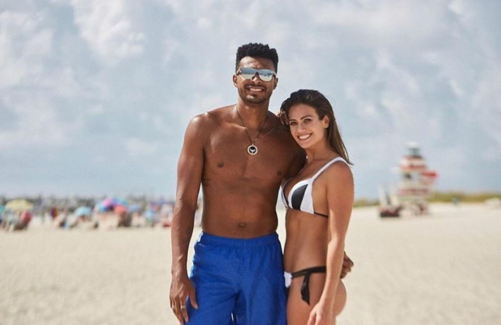 A Top model Talita Rocca e Leandrinho Barbosa curtindo e aproveitando juntos a praia - Foto / Divulgação 
