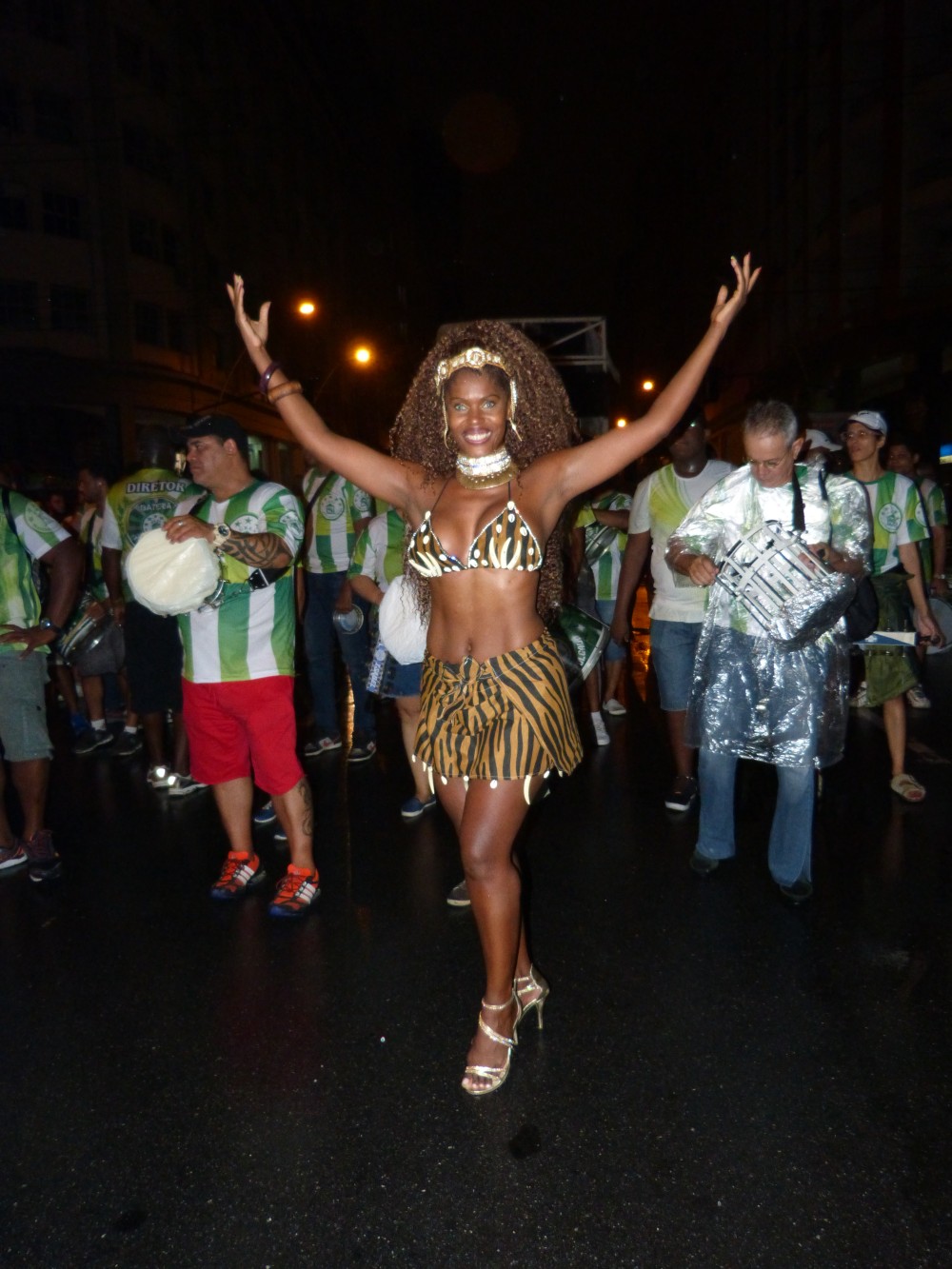 Cris Alves retorna ao posto de rainha de bateria do Acadêmicos do Cubango - Foto: Paula Ranieri