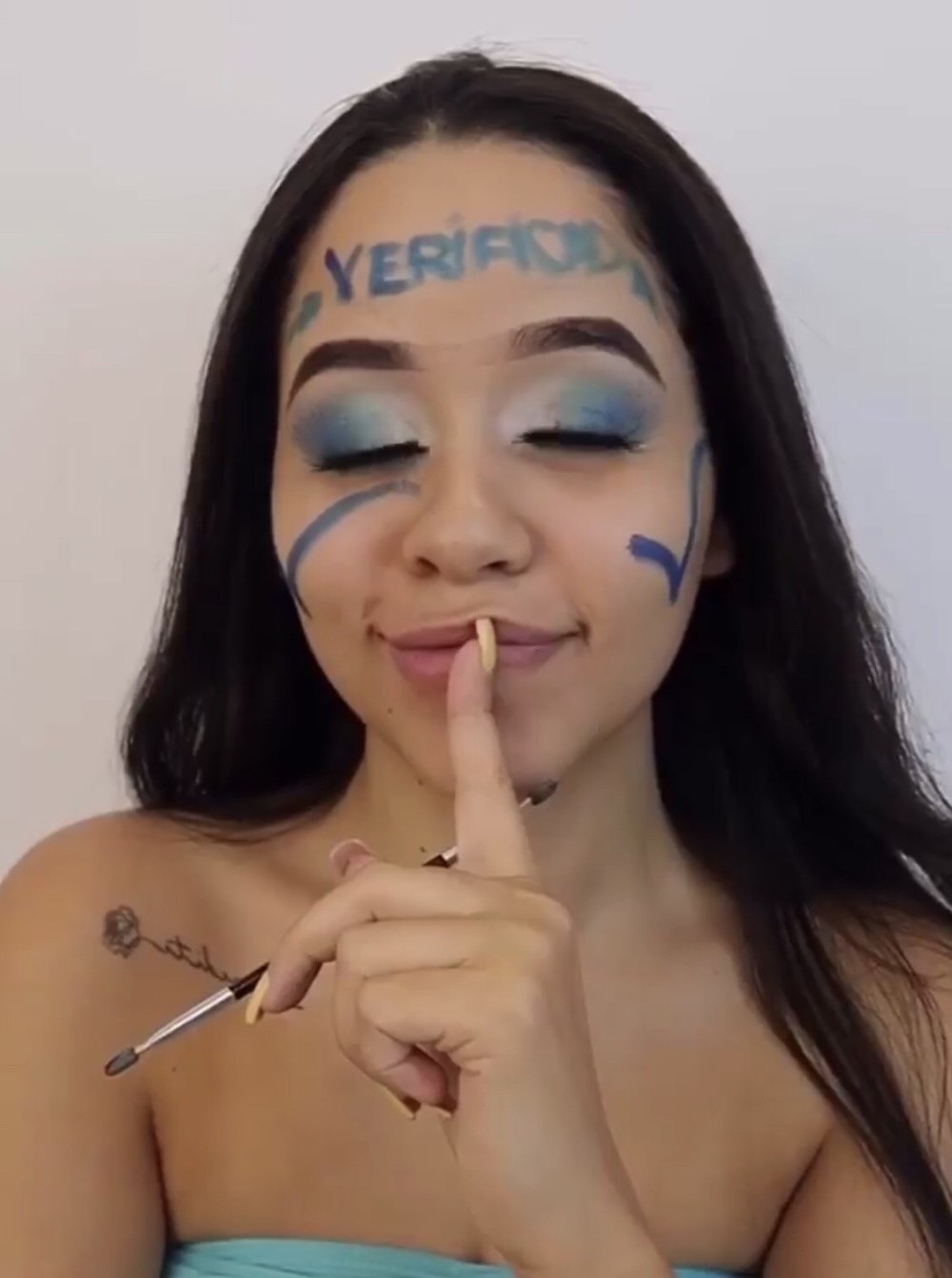Laura Brito produziu um tutorial de maquiagem usando sombras em tons azuis e brilho prateado - Foto: Divulgação | CO Assessoria