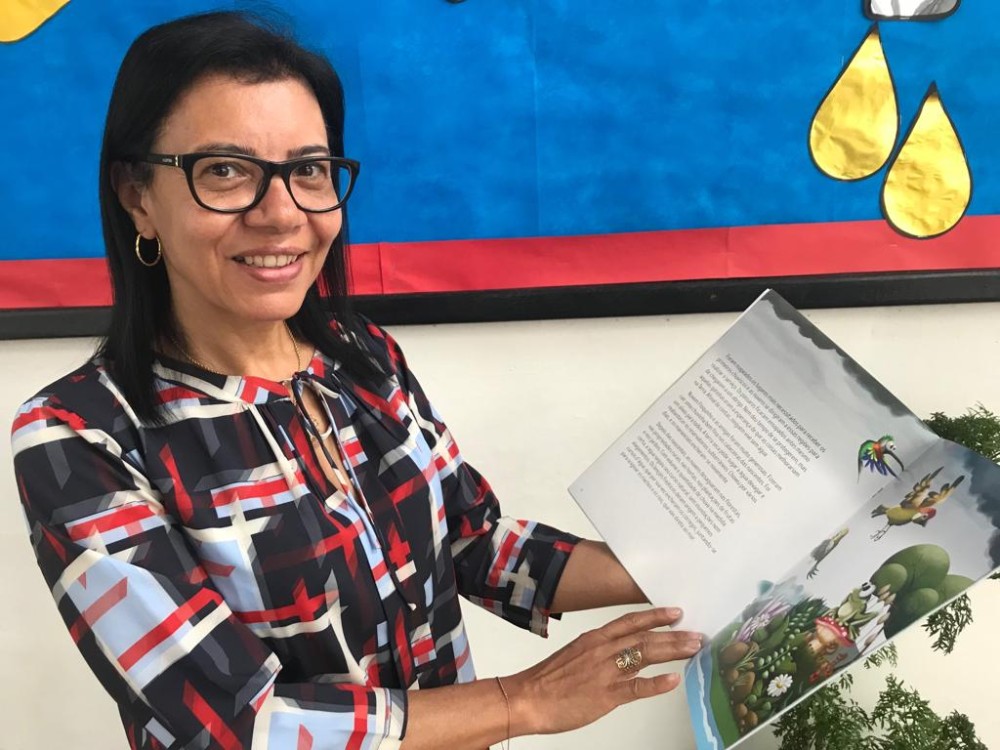 Espero ver meus livros espalhadas em muitos locais públicos”, afirmou a escritora Isa Colli - Foto / Divulgação