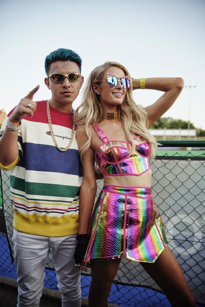 Mc Fioti canta para multidão e encontra a socialite, modelo, cantora, DJ, empresária e autora, Paris Hilton