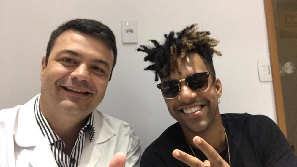 Vinicius D'Black ao lado de seu médico o endocrinologista e ortomolecular Dr João Marcello Braco - Foto / Divulgação 