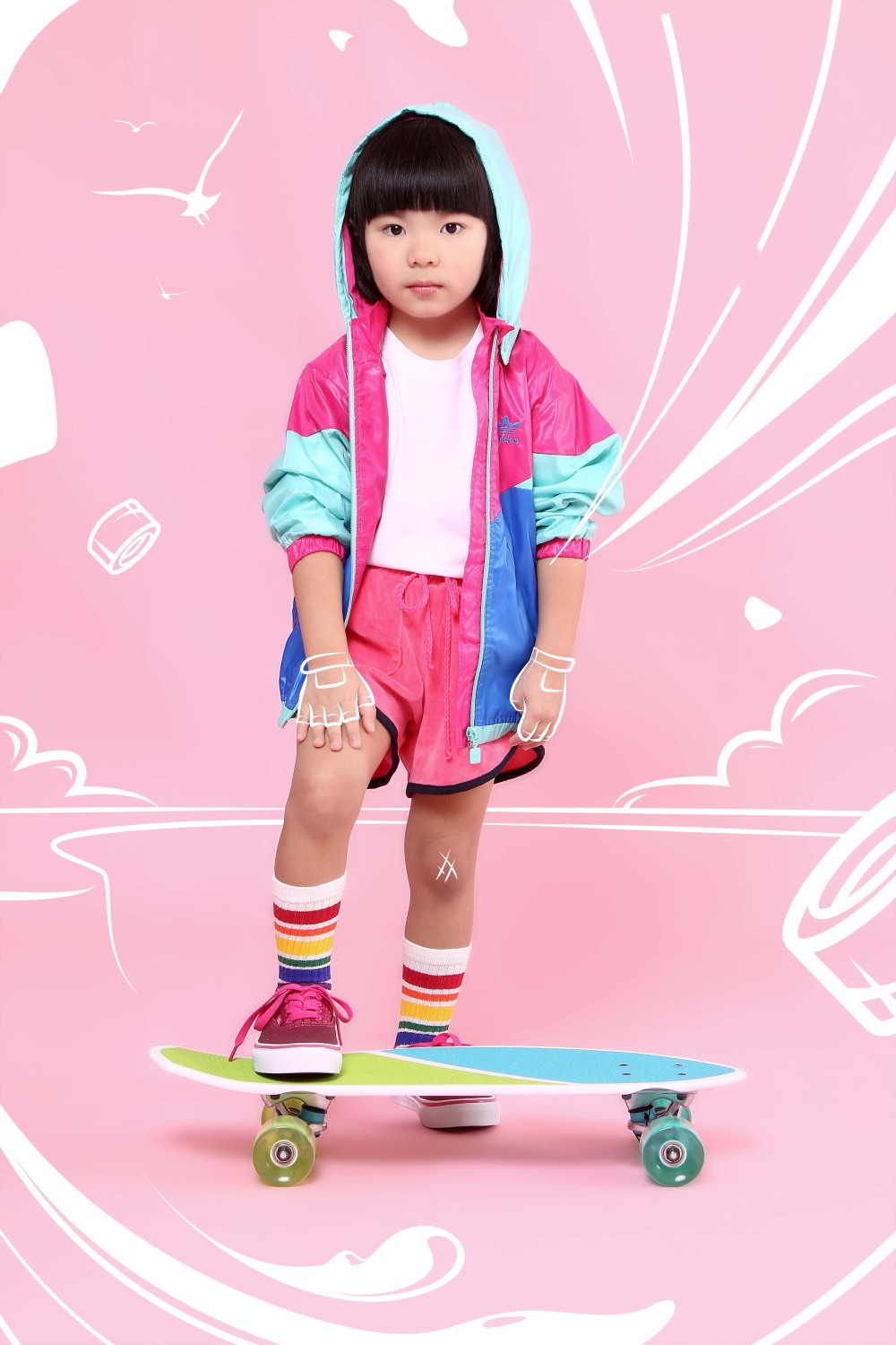 Modelo veste: Jaqueta, Meia e Tênis: Ultra Kids; Camiseta: Hering; Short: B. Casual e Skate: Fila Skates