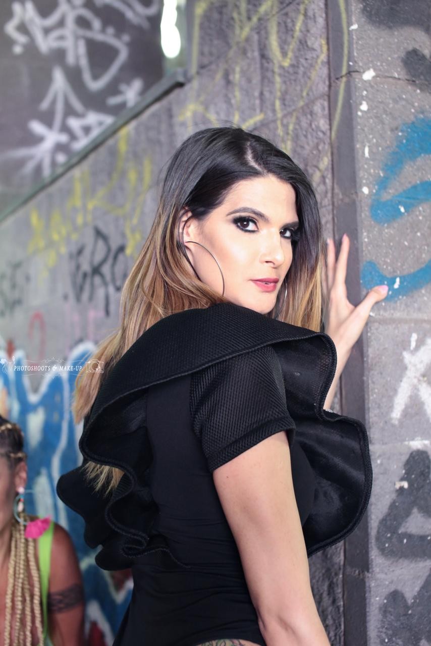  Em entrevista ela se abriu ao falar do preconceito e as dificuldades para lançar uma música fora do Brasil - Fotos: Fothoshoots & Make-Up