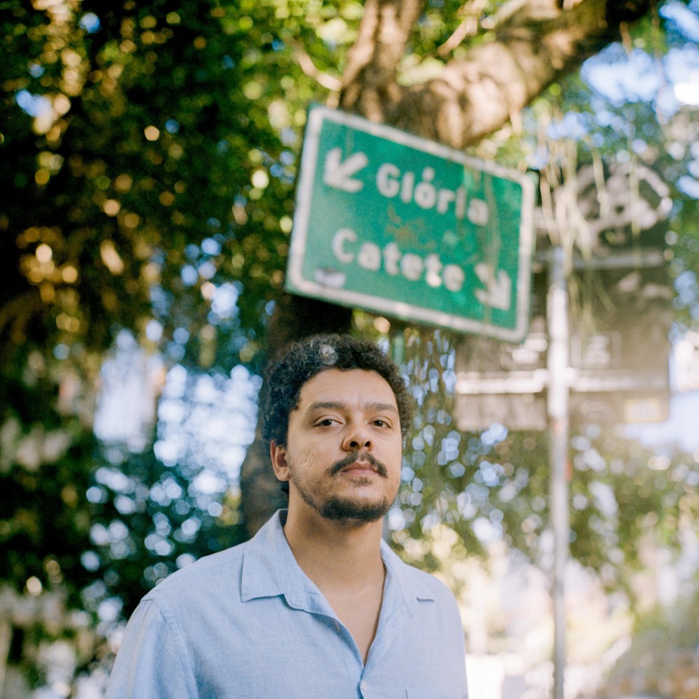 Douglas Lemos busca inspiração para suas músicas nas ruas e nas rodas de samba da cidade em que nasceu - Foto / Divulgação