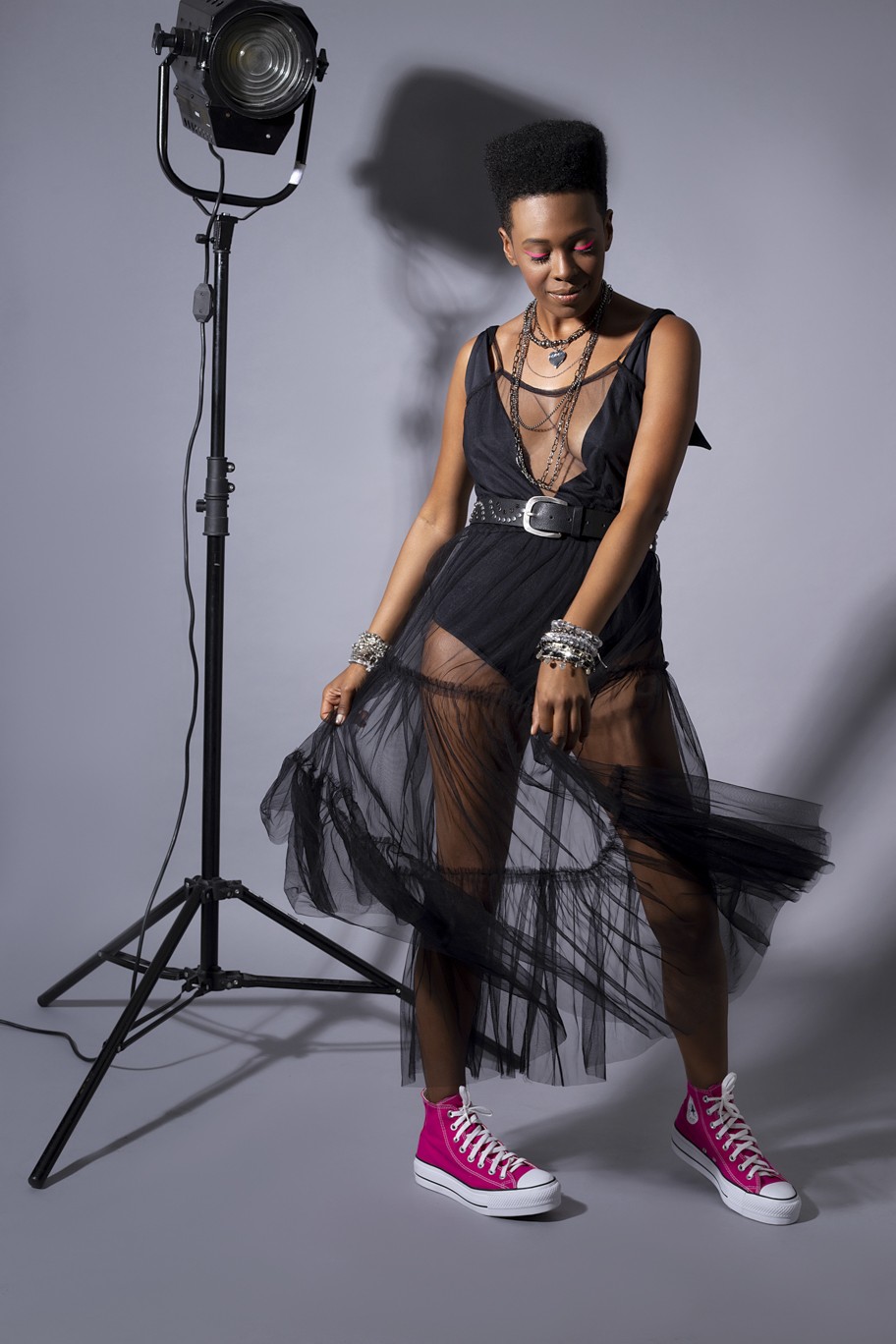 Modelo veste: Pulseiras cinto e colar: Salva Look; Body: Riachuelo; Vestido: Tutule e Tênis: Converse