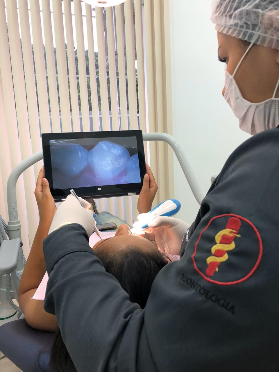 A câmera intra-oral, permite especialistas e pacientes visualizarem o interior da boca - Foto / Divulgação 