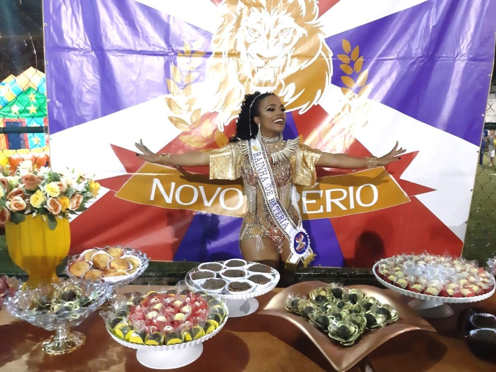 A nova rainha de bateria do Novo Império recebeu a faixa através de Egili Oliveira - Foto / Divulgação 