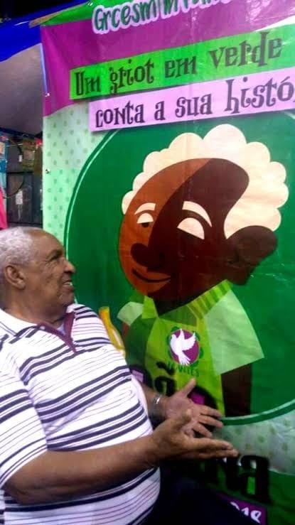 João e a logo do enredo 2018 da Lins Imperial - Foto: Geissa Evaristo