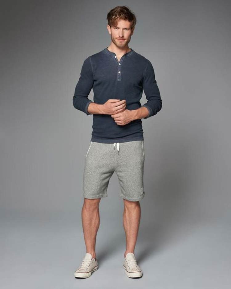 A bermuda de moletom está cada vez mais popular no estilo de muitos rapazes - Foto: Pinterest 