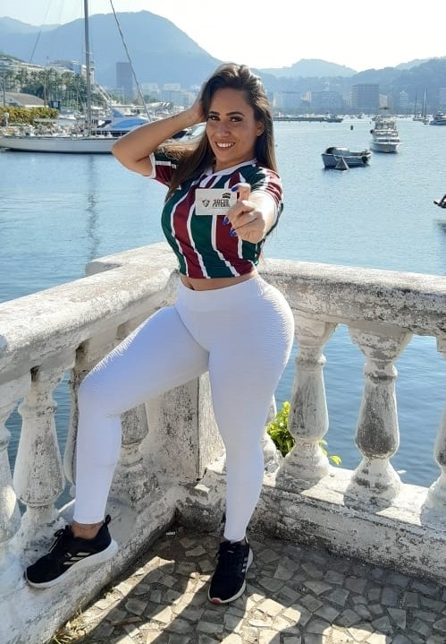 Lívia é musa da torcida organizada Fiel Tricolor e Rainha da FluChoop - Fotos / Divulgação 