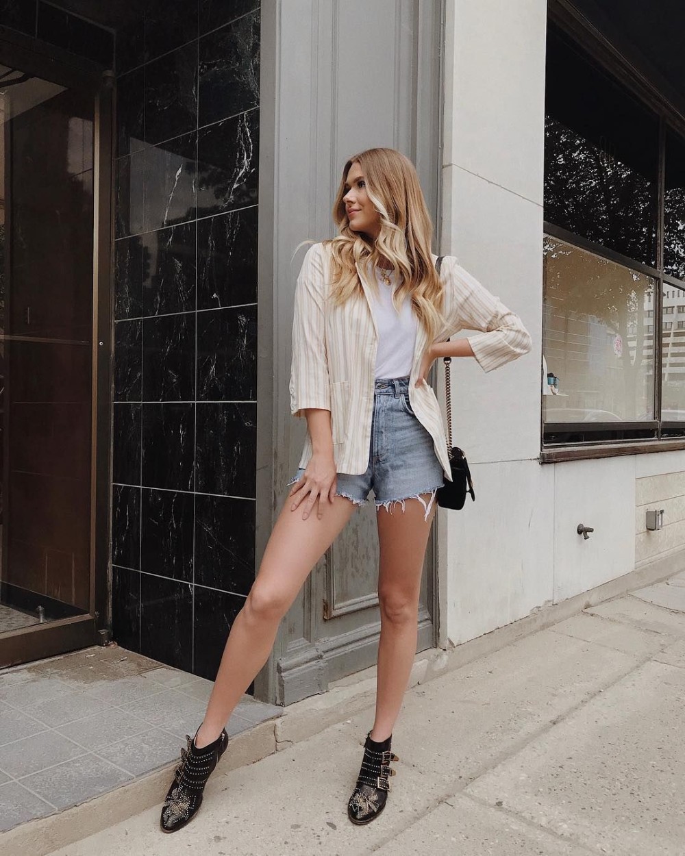 Look feminino básico para o dia a dia - Foto: A R Y A / Pinterest