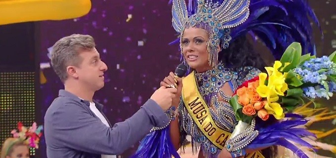 Luciano Rhuck com a ganhadora do Musa do Carnaval 2017, Vanessa Alves - Foto / Reprodução Tv Globo