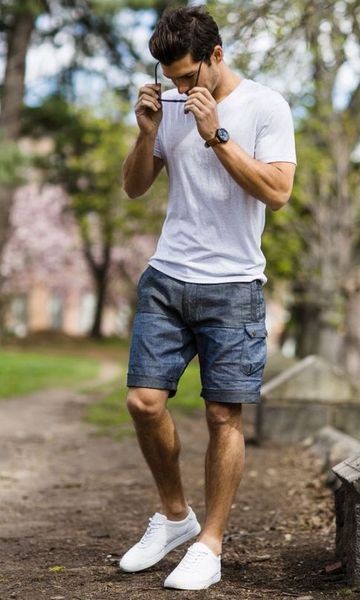 As camisetas brancas masculinas ajudam a fazer composições fáceis, práticas e adaptadas - Foto: Pinterest 