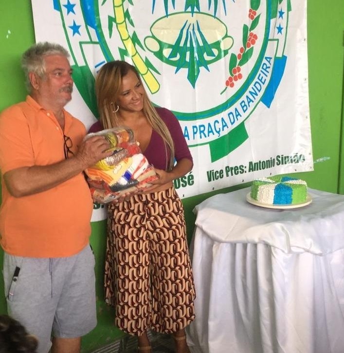 A rainha de bateria Patrícia Barros está cada vez mais próxima de sua comunidade - Fotos / Divulgação 