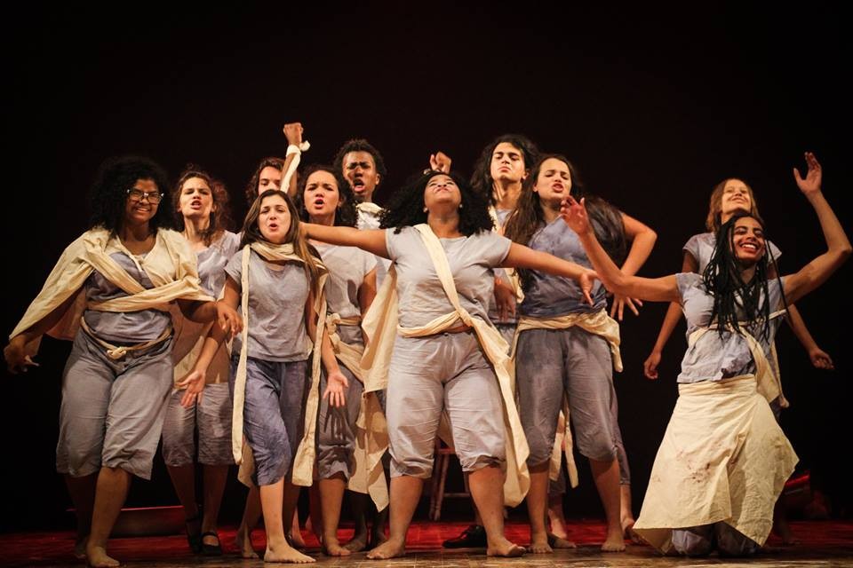 A narrativa do espetáculo gira em torno de um mundo onde existem padrões sociais e de comportamento a serem seguidos - Foto: Felipe Adetokunbo