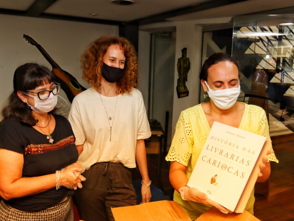 São mais de 17 mil itens, divididos em fitas de vídeo, CDs e DVDs, além de uma ampla biblioteca com diversos temas, em especial cinema e teatro - Foto: Fred Pontes 