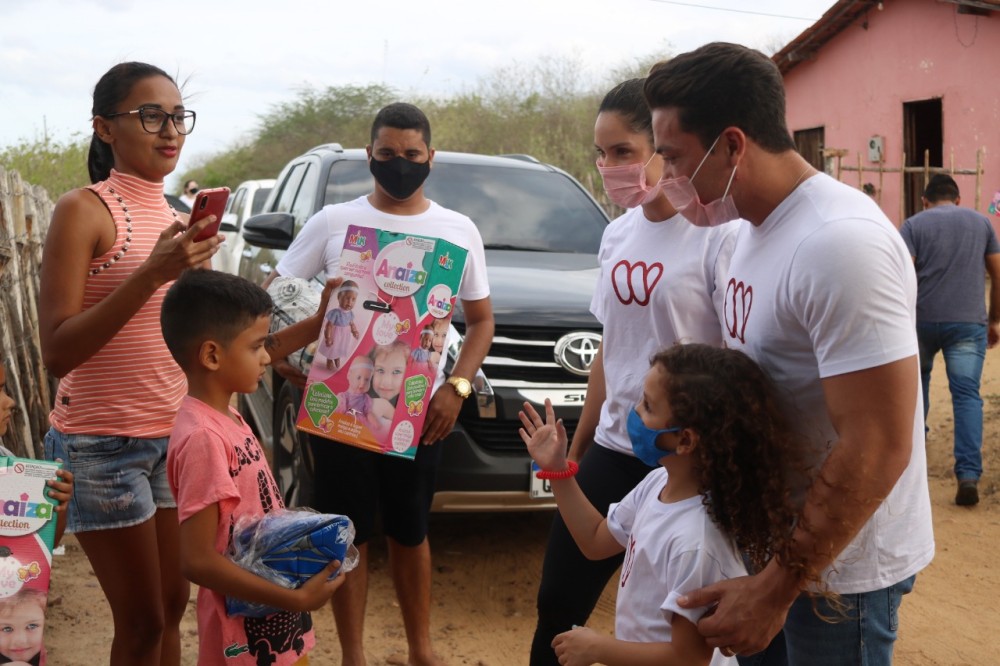 Casal distribuiu alimentos e brinquedos à mais de 500 famílias na tarde desta terça-feira(22) - Foto / Divulgação 
