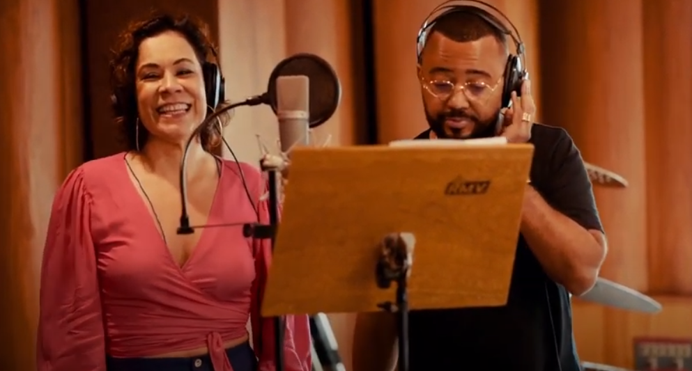 Cantora Carla Rio em estúdio de gravação com cantor e compositor, Dudu Nobre - Foto / Divulgação