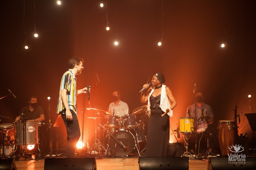 João Cavalcante e Áurea Martins no palco - Foto: Valéria Martins