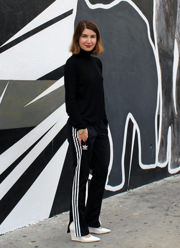 O look esportivo com salto alto está sendo cada vez mais adaptados para o dia a dia - Foto: Pinterest 