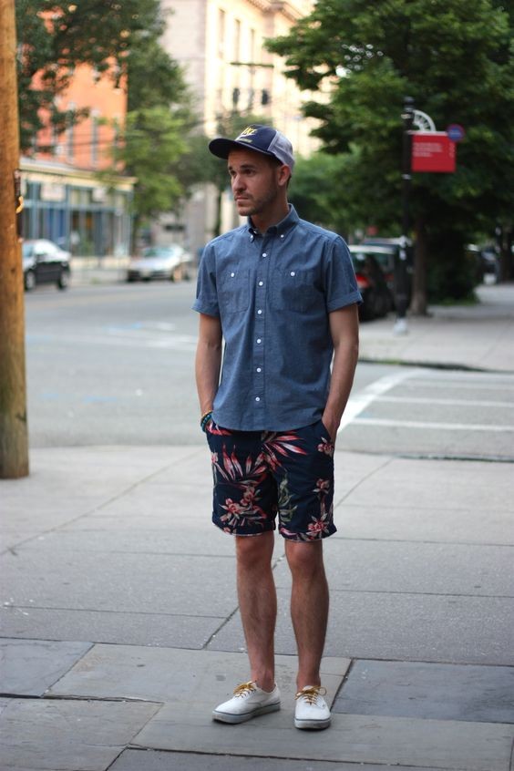 A camisa jeans é super casual e combina muito bem com bermudas estampadas - Foto: Pinterest 