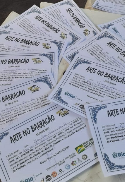 Entrega dos certificados para os alunos do curso 