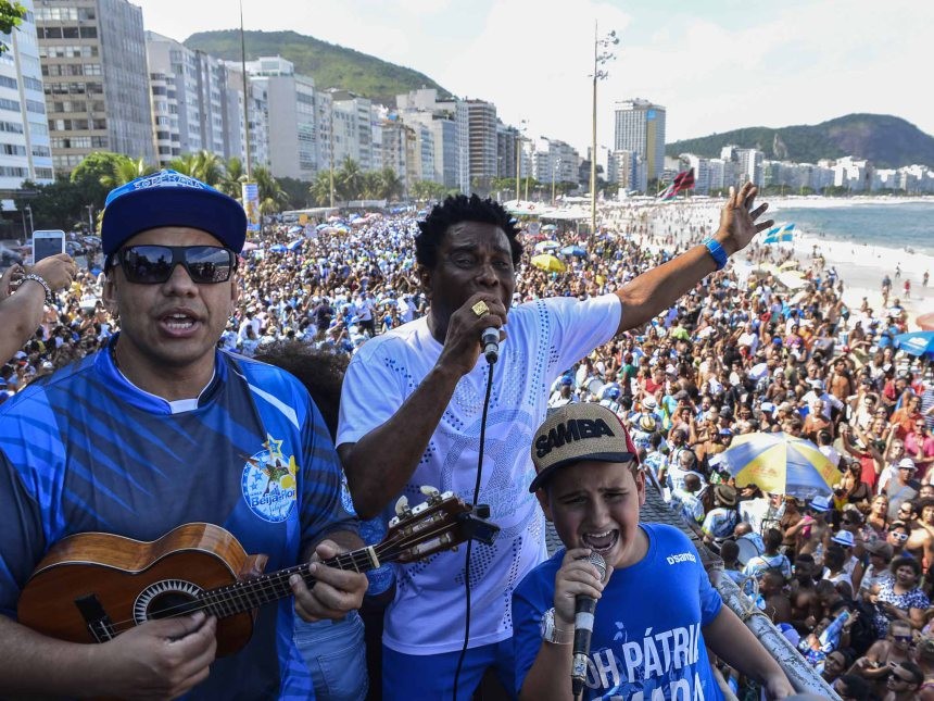 Neguinho da Beija-Flor no Trio - Foto: Eduardo Hollanda