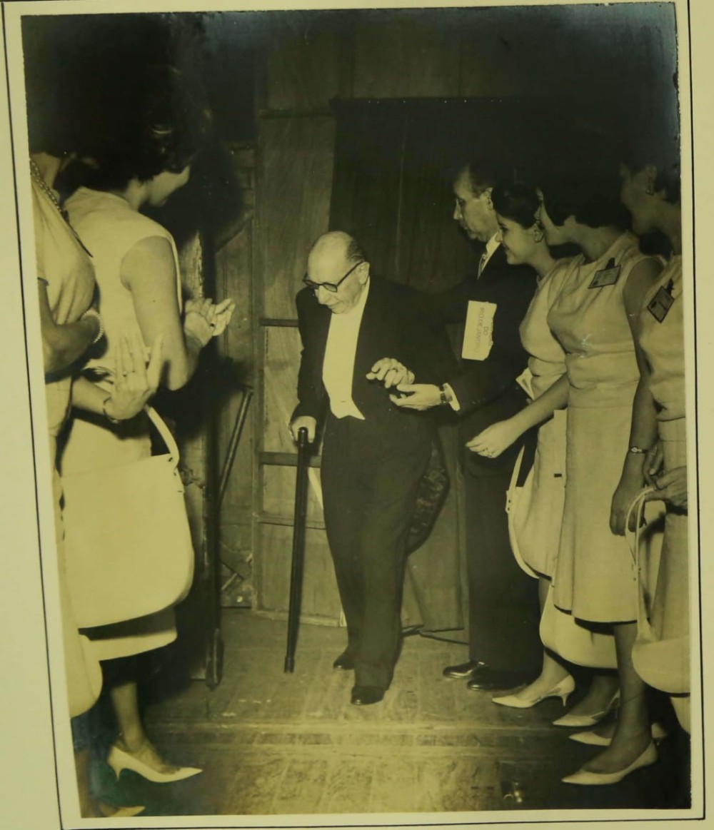 Stravinsky rodeado por admiradores. TM, 1963. Acervo CEDOC / TMRJ