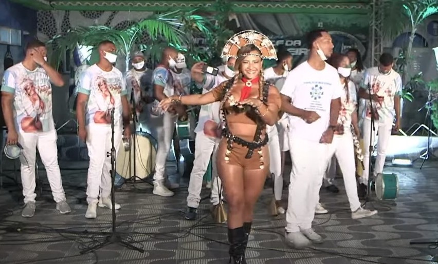 A Digital Influencer esbanjou simpatia, beleza e muito samba no pé