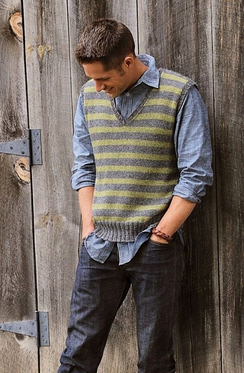 Colete de lã combinando com a calça jeans e camisa manga longa deixa seu look super estiloso – Foto: Pinterest
