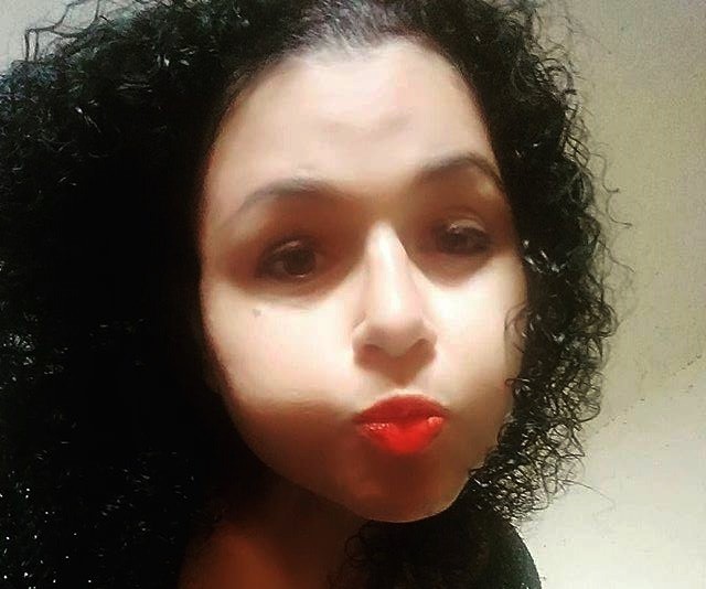 Além de jornalista e assessora de imprensa, Lívia Santana é atriz, turismóloga, hoteleira, cozinheira, doceira, blogueira, colunista, locutora de rádio e Coach - Foto: Reprodução / Facebook
