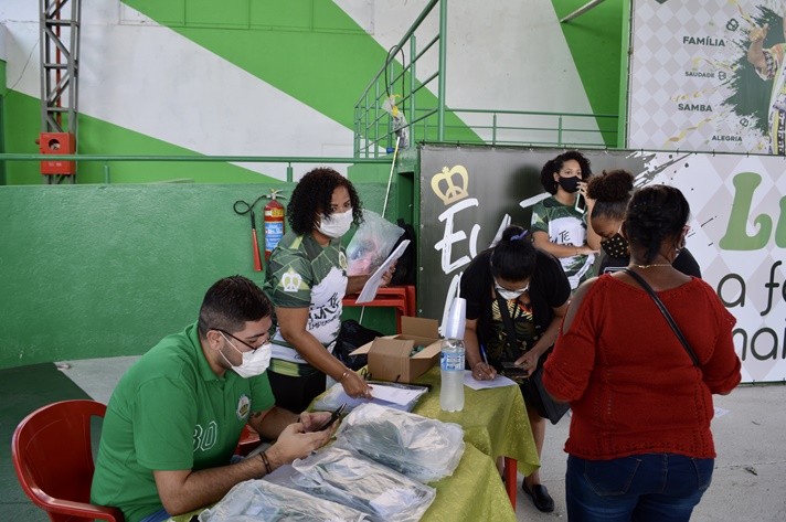 O casal de Mestre-sala e Porta-bandeira tem a responsabilidade de conduzir ao longo do desfile a bandeira da escola - Foto / Divulgação 