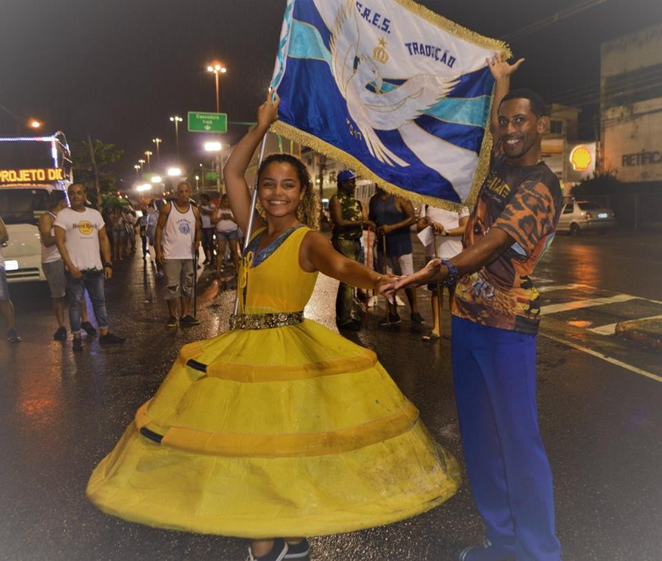 A chuva não foi impecilho para os segmentos, componentes e comunidade da azul e branco de Campinho - Foto: Adriana Vieira 