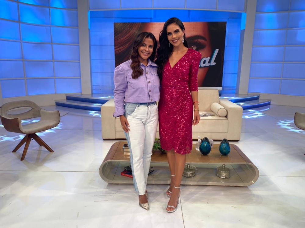 Gyselle Soares ao lado da apresentadora Daniela Albuquerque - Foto: Rede Tv 
