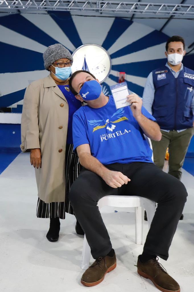 Após tomar primeira dose da vaciana, Prefeito Eduardo Paes posa ao lado de Tia Surica - Foto: Twitter