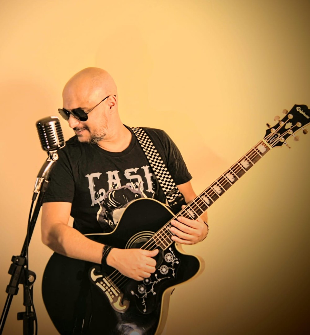 Que tal curtir uma boa música no The Drunk Trunk, voz e violão com Vitor Galvão - Foto / Divulgação 