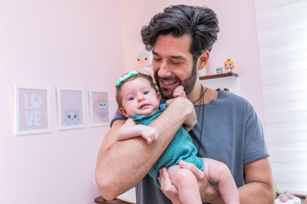 O casal comemora os cinco meses da filha Alice