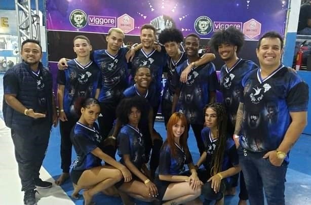 Equipe de bailarinos dão um show de dança durante a disputa de samba na quadra da Beija-flor de Nilópolis - Foto / Divulgação 