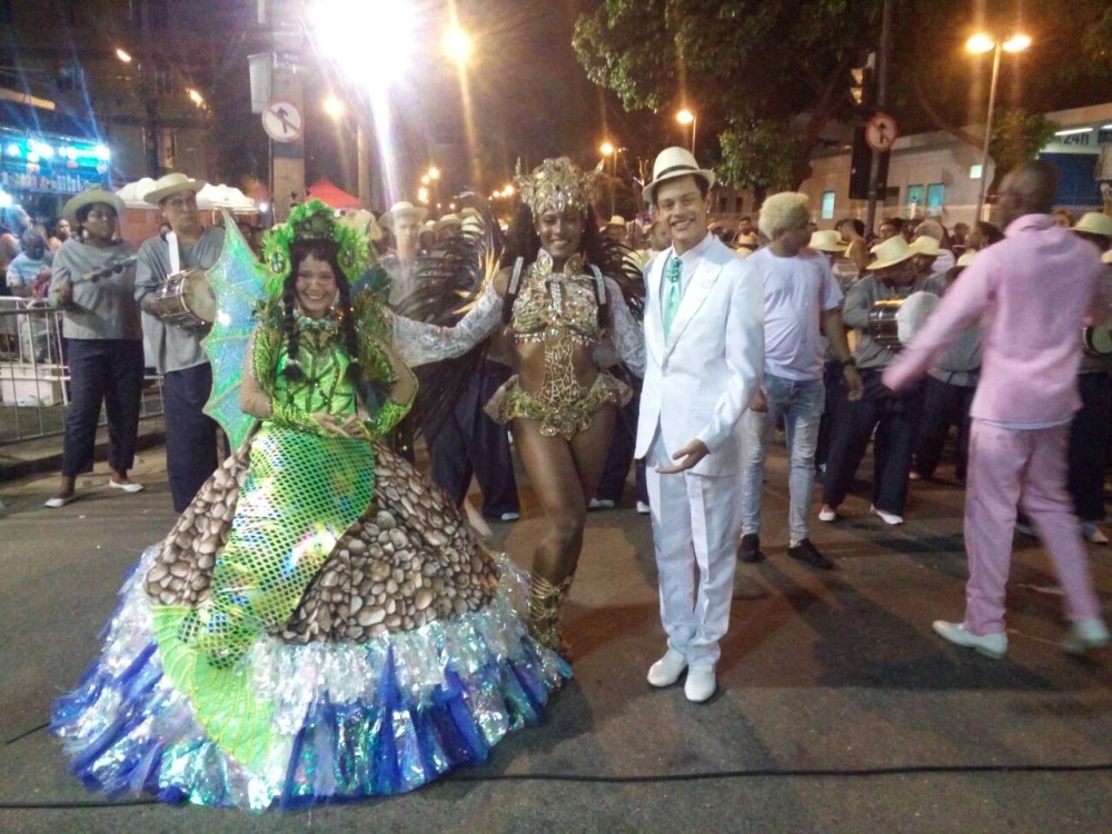 Casal de mestre-sala e porta-bandeira e rainha de bateria - Foto / Divulgação 