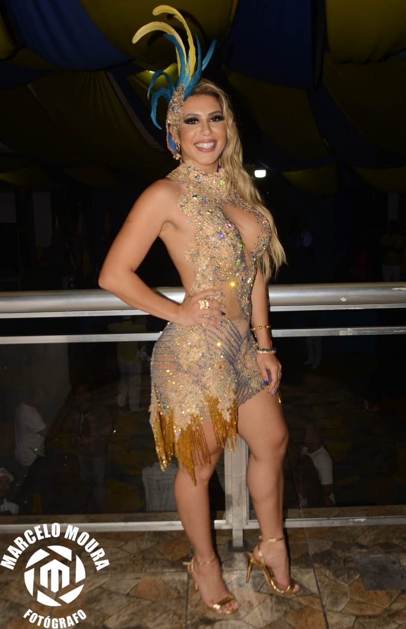 Rainha de bateria, Thay Magalhães, mostra que está super em forma num modelito nas cores de sua escola - Foto: Marcelo Moura 