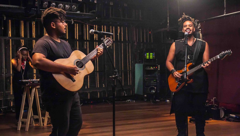 Romantismo, sensualidade, beat e poesia compõem o novo single do projeto 