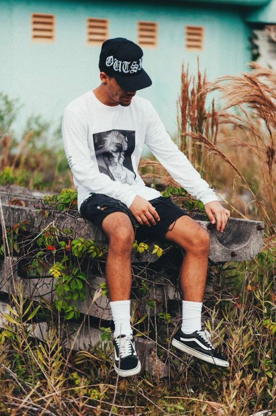A camisa de manga comprida fica ainda mais despojada com a bermuda preta destroyed - Foto: Pinterest 