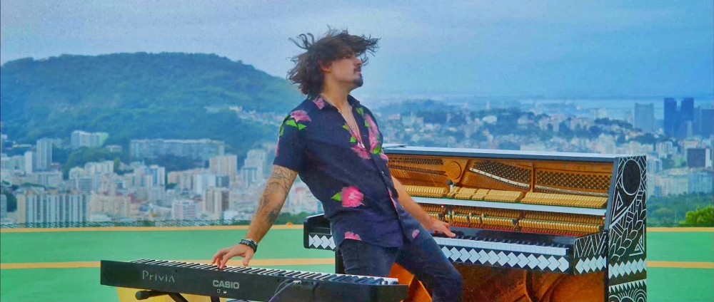 Glaucio Cristelo toca piano de um jeito único e inusitado - Foto: Divulgação 