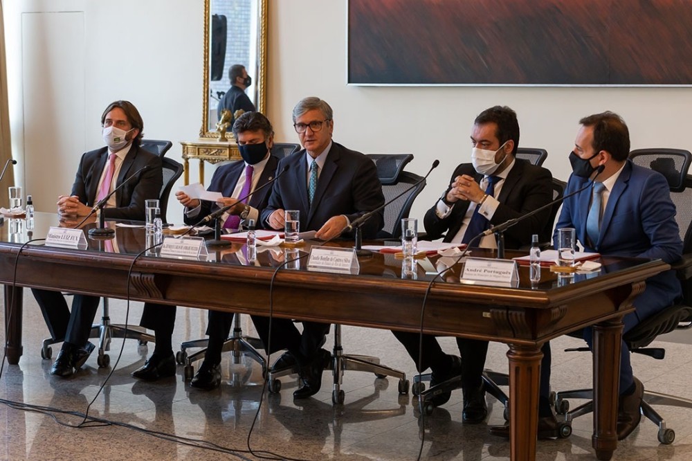 O presidente do (TJRJ), desembargador Henrique Carlos de Andrade Figueira, o governador do Rio de Janeiro Cláudio Bomfim de Castro e Silva e o prefeito do Município de Miguel Pereira André Português - Foto; Brunno Dantas/TJRJ