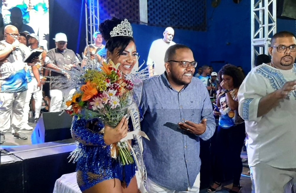 Rainha de bateria posa ao lado do presidente da Unidos da Ponte, Gustavo Barros - Foto: Anderson Lopes