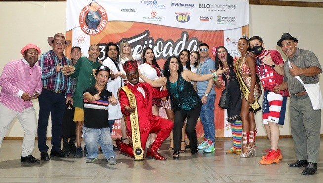 O rei posou para fotos com os convidados e elenco da escolinha - Foto: Bárbara Oliveira