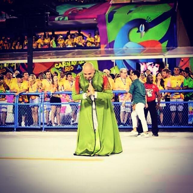 Júnior Scapin agradecendo o público - Foto: Fan Page Oficial do coreógrafo