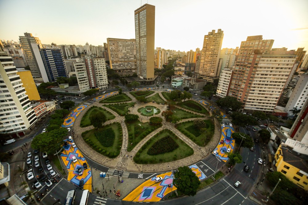 Belo Horizonte acaba de ganhar a maior pintura Shipibo do mundo, a primeira empena feita por uma sexagenária e uma empena com desenho 3D - Foto: Area de Serviço 
